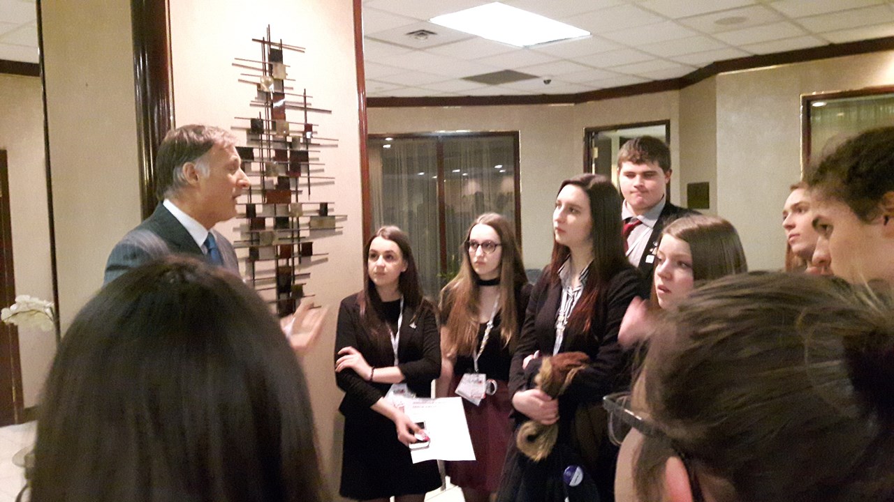 Quinze élèves de la CSBE s'initient à la politique lors du Forum pour jeunes canadiens