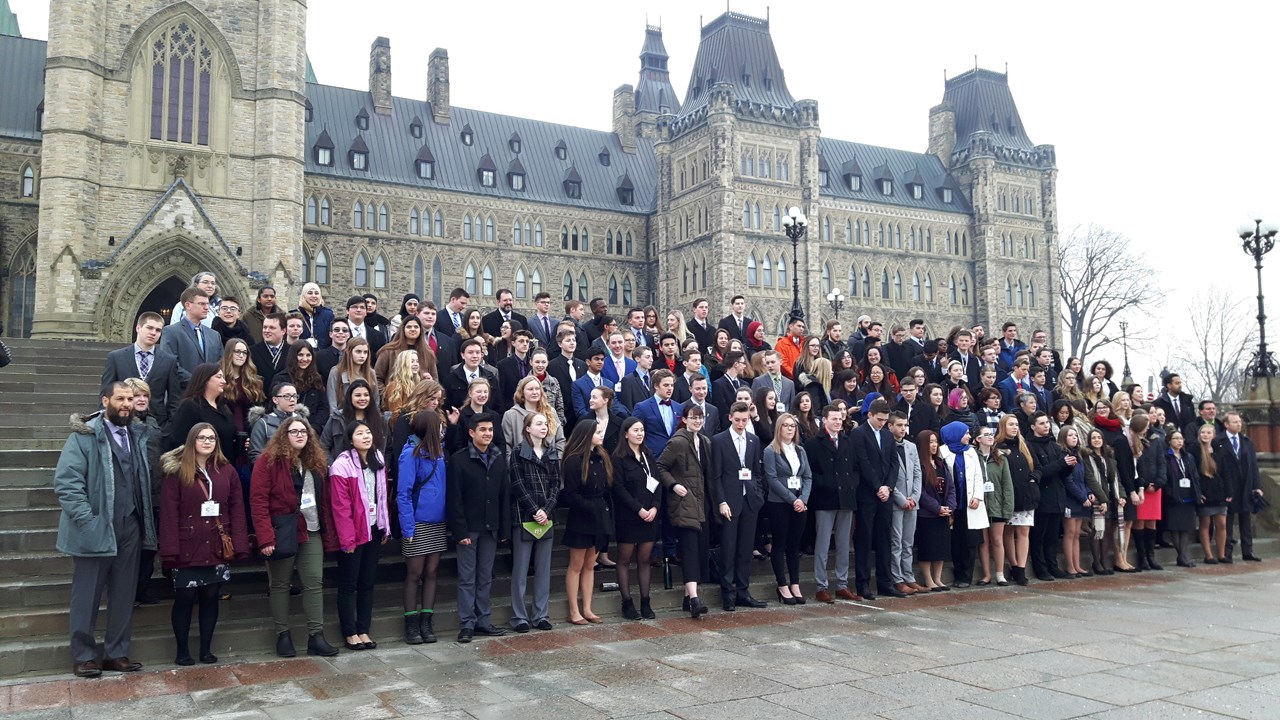 Quinze élèves de la CSBE s'initient à la politique lors du Forum pour jeunes canadiens
