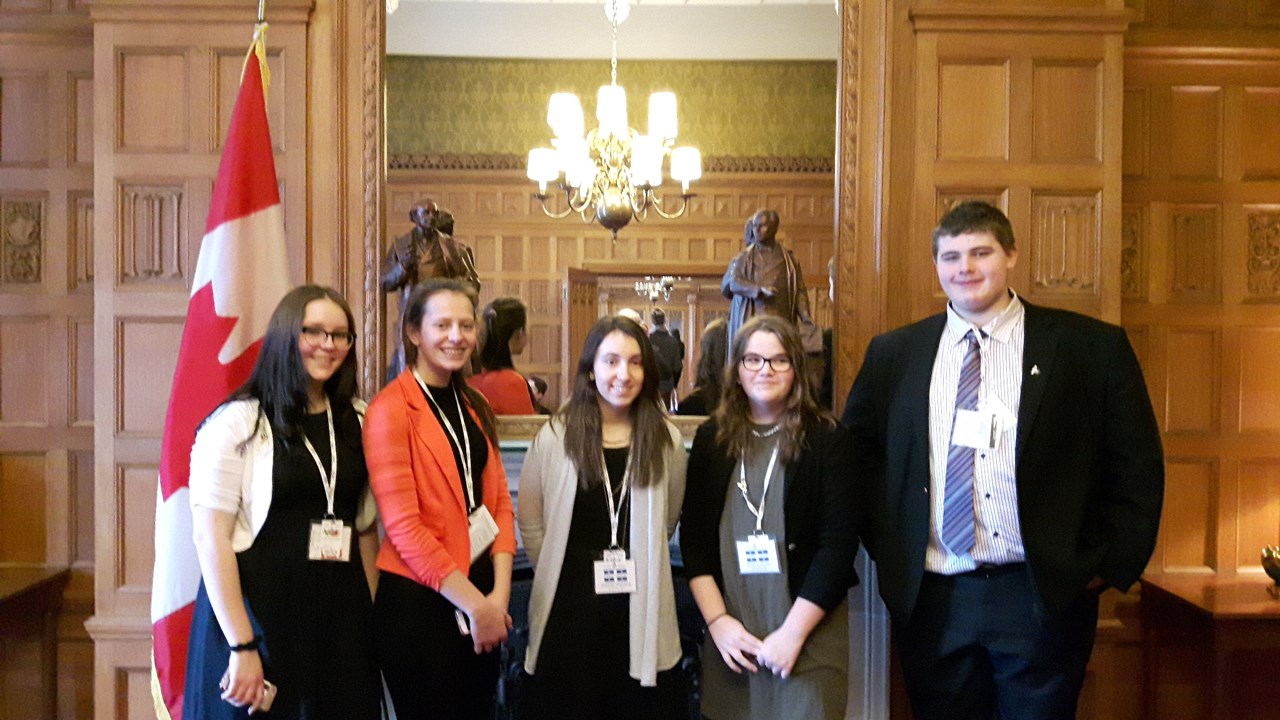 Quinze élèves de la CSBE s'initient à la politique lors du Forum pour jeunes canadiens