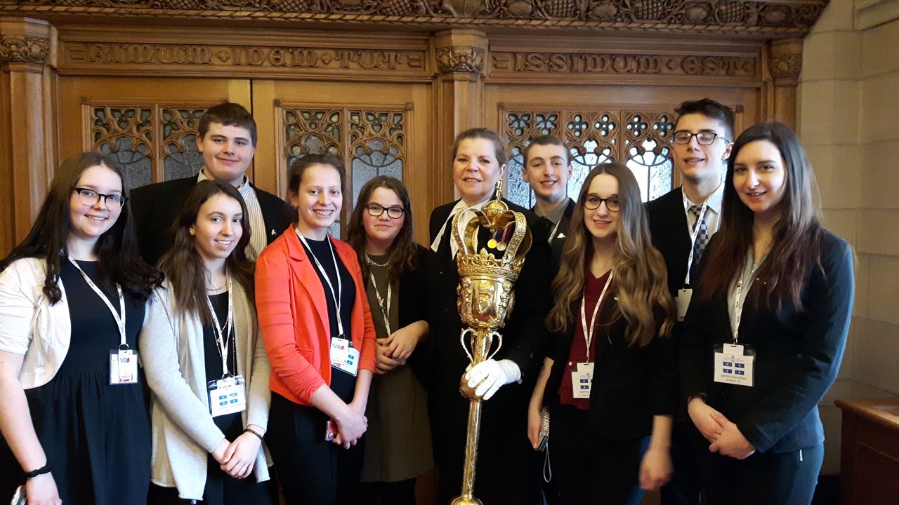 Quinze élèves de la CSBE s'initient à la politique lors du Forum pour jeunes canadiens