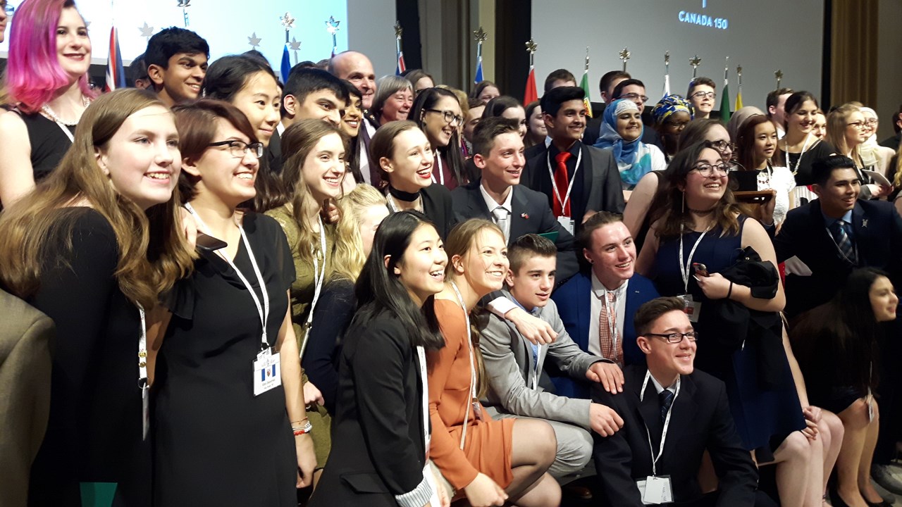 Quinze élèves de la CSBE s'initient à la politique lors du Forum pour jeunes canadiens