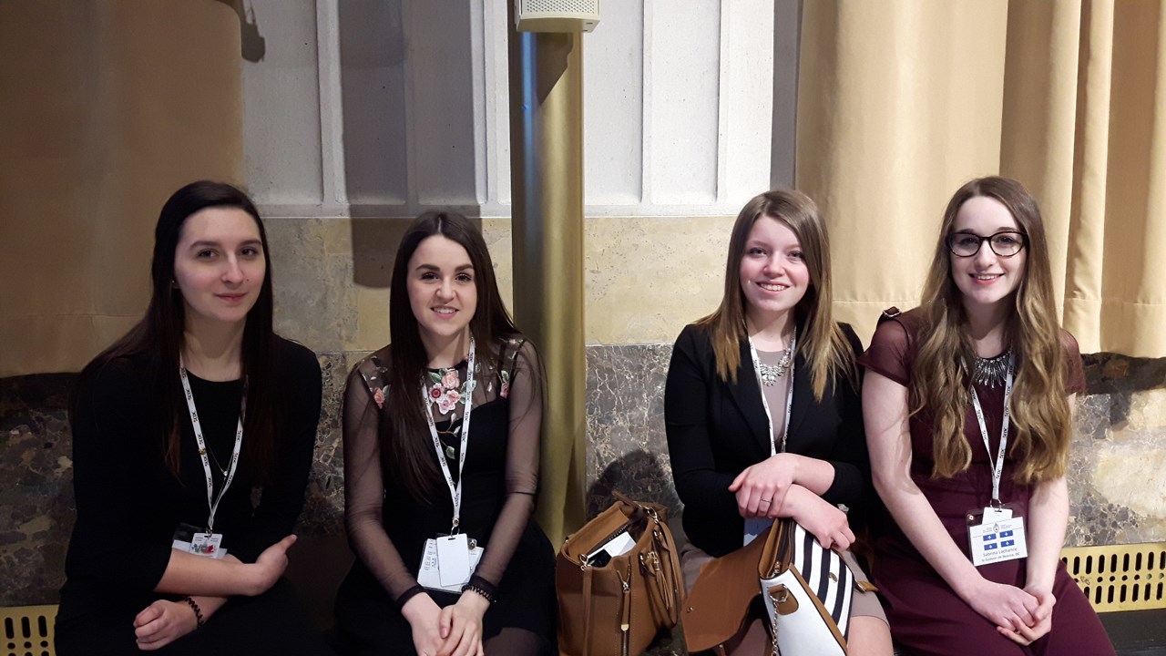 Quinze élèves de la CSBE s'initient à la politique lors du Forum pour jeunes canadiens