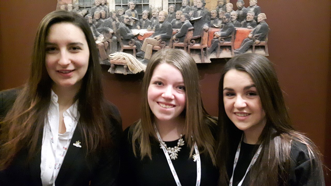 Quinze élèves de la CSBE s'initient à la politique lors du Forum pour jeunes canadiens