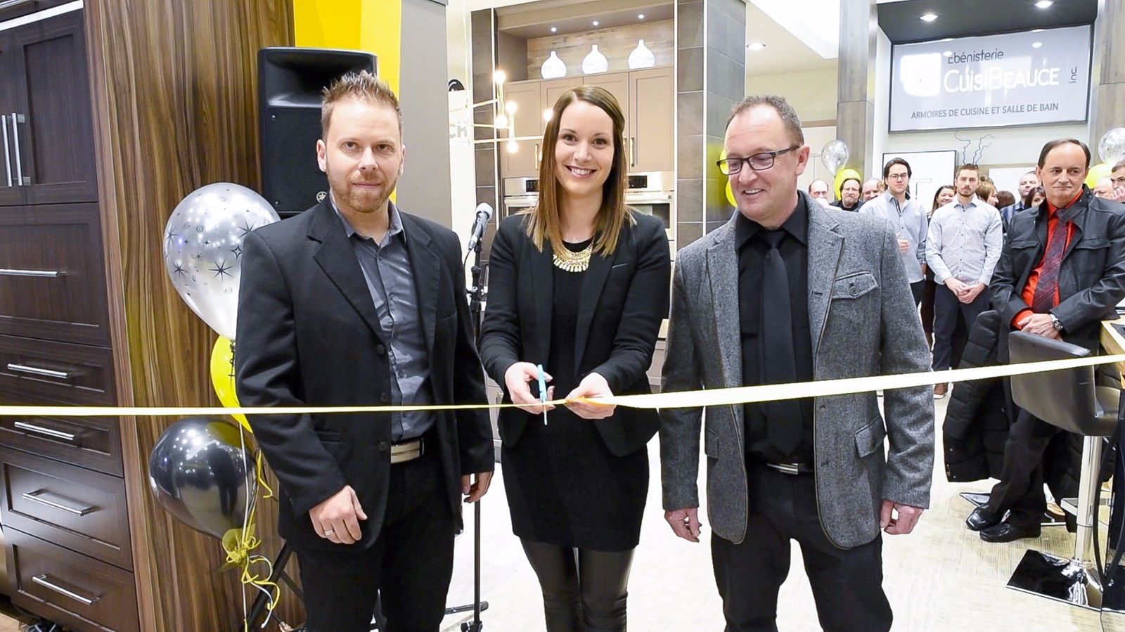 De gauche à droite, Michaël Poulin, copropriétaire de CuisiBeauce, Audrey Durand, designer cuisiniste, et Jeannot Tanguay, fondateur et propriétaire de l'entreprise.