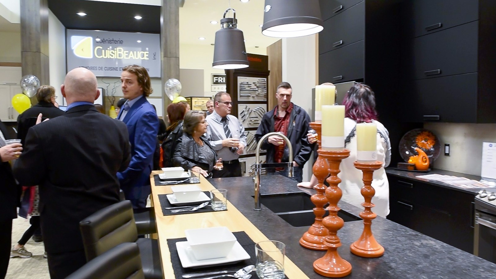 L'entreprise Ébénisterie CuisiBeauce, de Saint-Gédéon, a inauguré un nouveau point de vente jeudi soir dernier, au magasin Meubles Léon de Saint-Georges. Près de 150 personnes se sont rendues à l'événement.