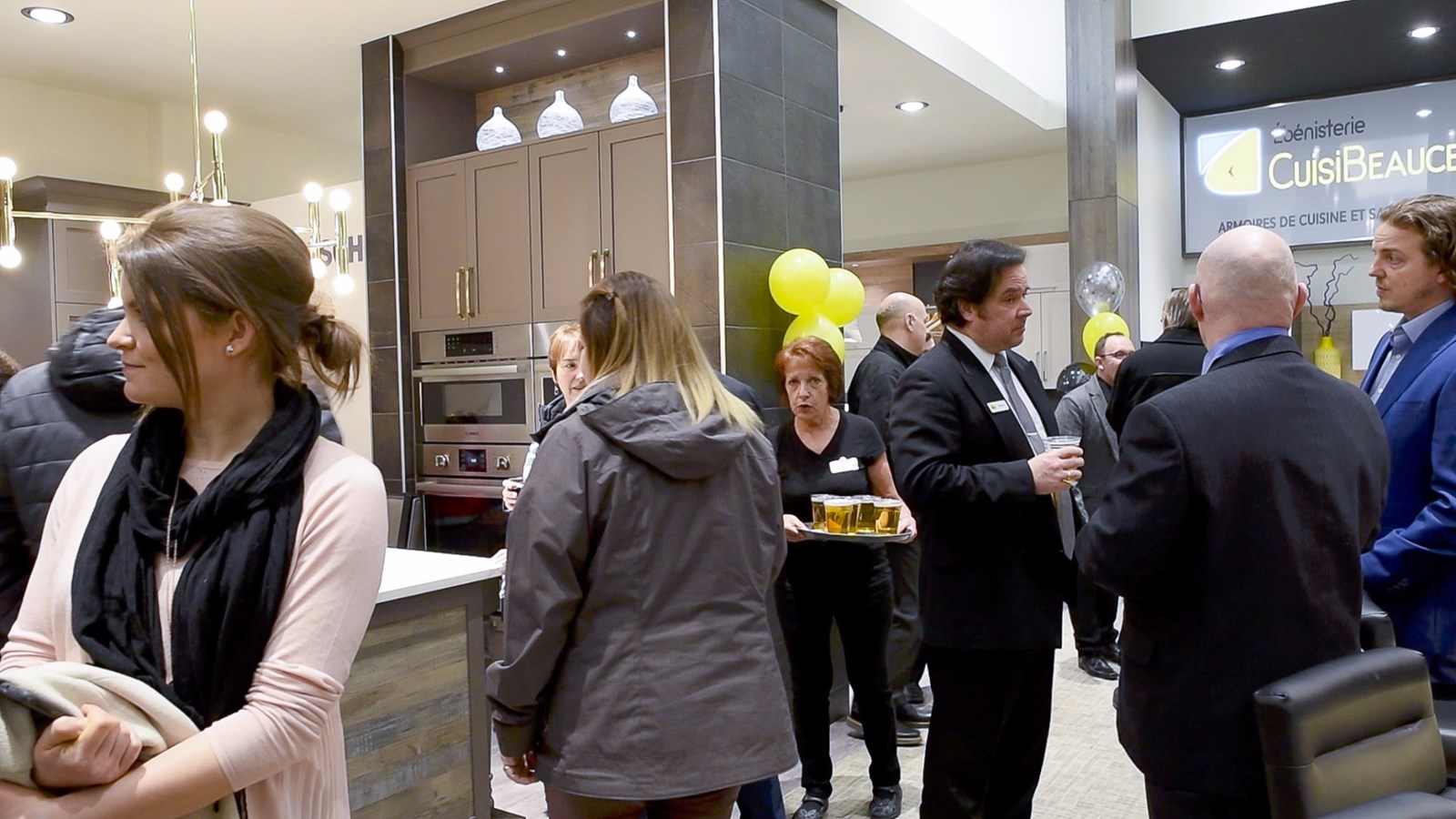 L'entreprise Ébénisterie CuisiBeauce, de Saint-Gédéon, a inauguré un nouveau point de vente jeudi soir dernier, au magasin Meubles Léon de Saint-Georges. Près de 150 personnes se sont rendues à l'événement.