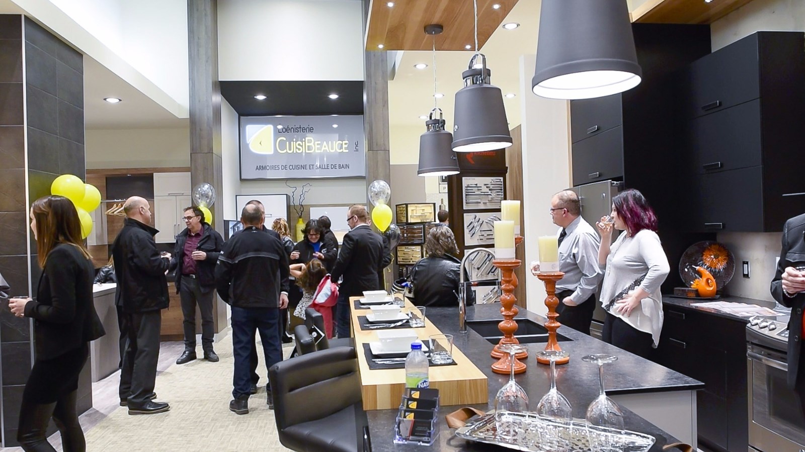 L'entreprise Ébénisterie CuisiBeauce, de Saint-Gédéon, a inauguré un nouveau point de vente jeudi soir dernier, au magasin Meubles Léon de Saint-Georges. Près de 150 personnes se sont rendues à l'événement.