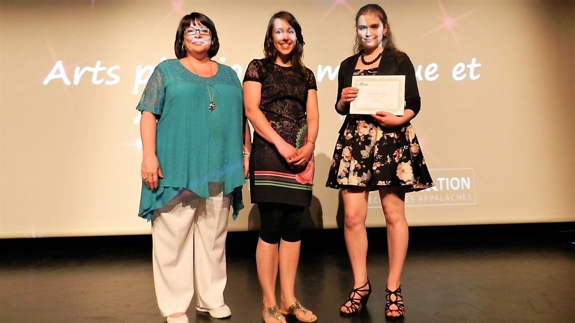 Des bourses en arts plastique, en sciences et en musique remises à des élèves de l'École des Appalaches de Sainte-Justine en 2016.