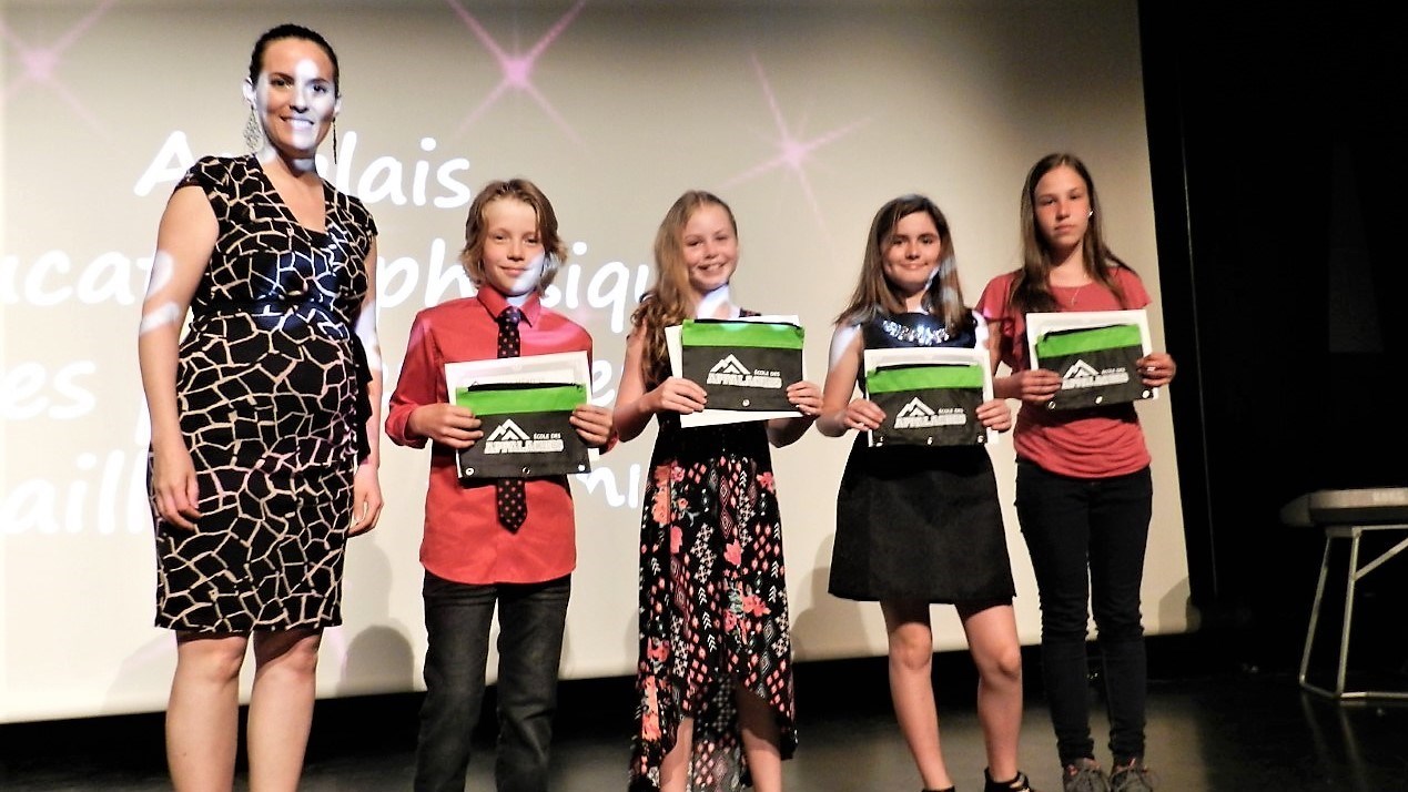 Des bourses d'excellence remises à des élève du primaire de l'École des Appalaches de Sainte-Justine en 2016.