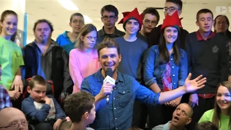 Le chanteur beauceron Robby Johnson lors du tournage de la campagne #Jemerapproche 2017 en décembre dernier.