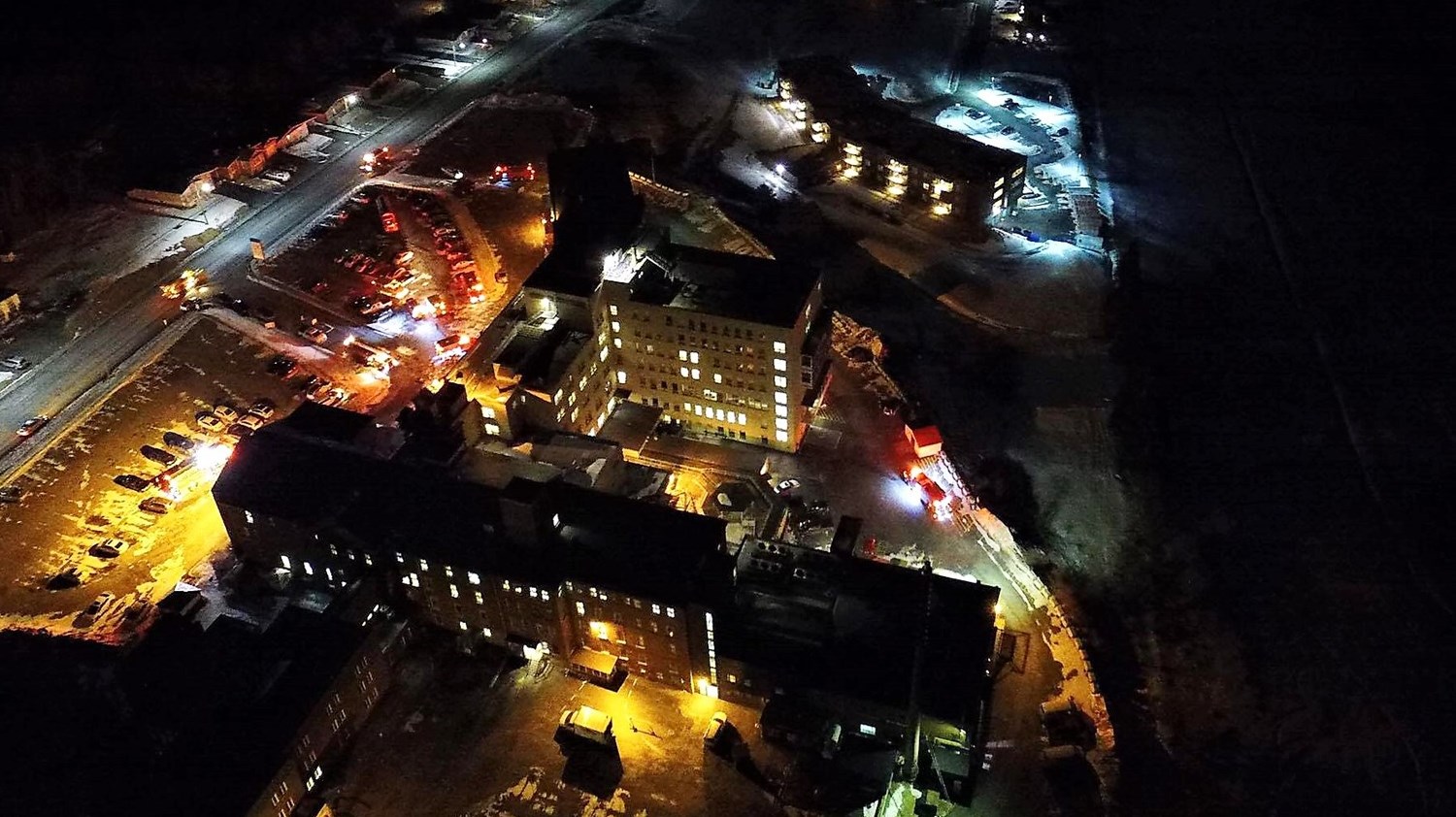 13 mars 2017, 20 h 45 : Des images de l'intervention des pompiers au CISSS de Chaudière-Appalaches à Beauceville vues des airs.