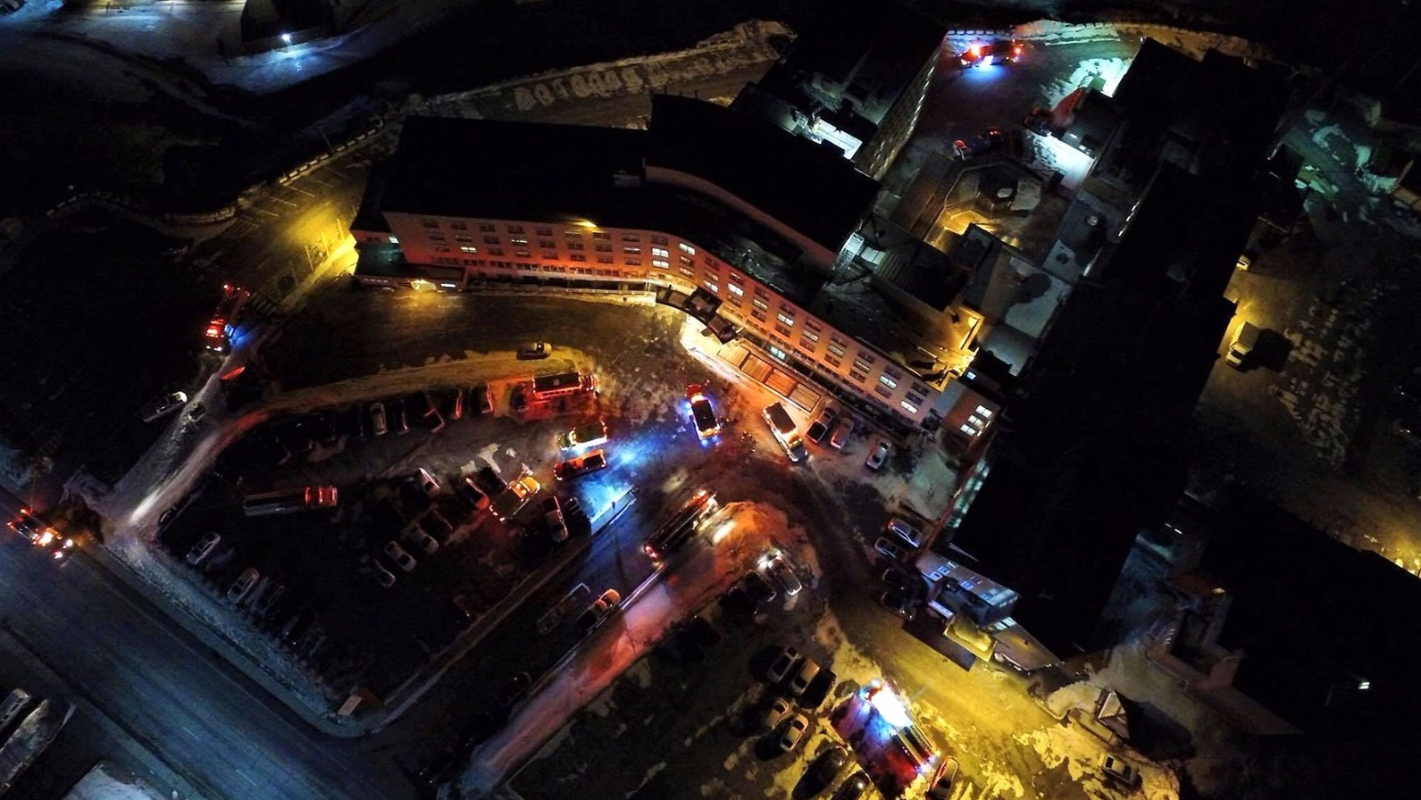 13 mars 2017, 20 h 45 : Des images de l'intervention des pompiers au CISSS de Chaudière-Appalaches à Beauceville vues des airs.
