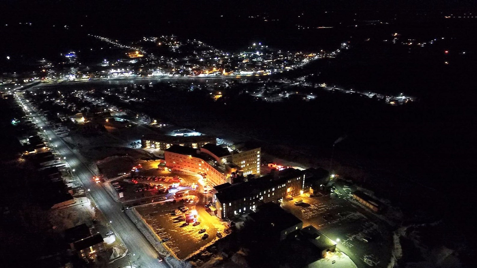13 mars 2017, 20 h 45 : Des images de l'intervention des pompiers au CISSS de Chaudière-Appalaches à Beauceville vues des airs.