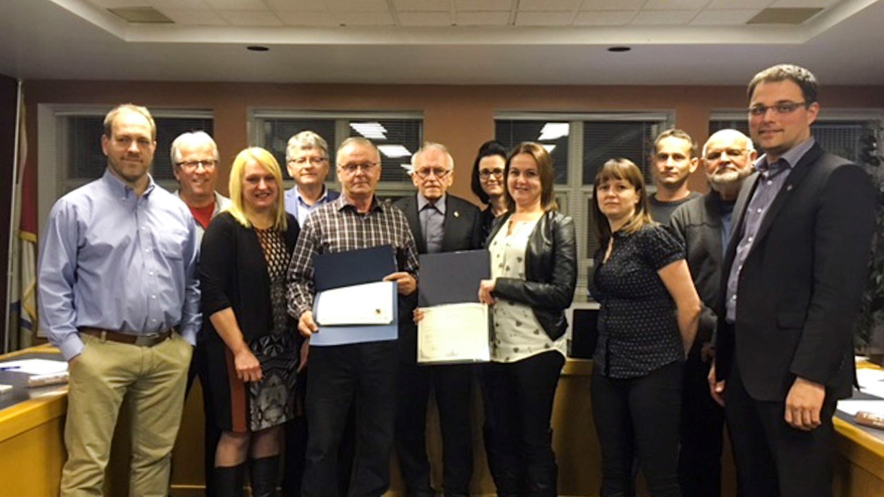Une photo de groupe prise lors de la remise du certificat de reconnaissance pour les 50 ans de loyaux services de Robert Labbé.