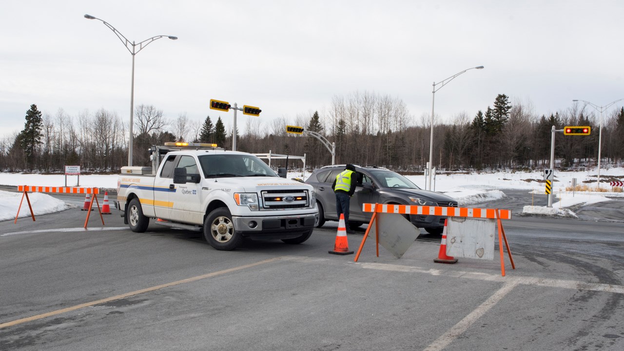 À 15h30, la 127e Rue, à Saint-Georges, était toujours fermée à la circulation entre la 25e avenue et la route 204. 