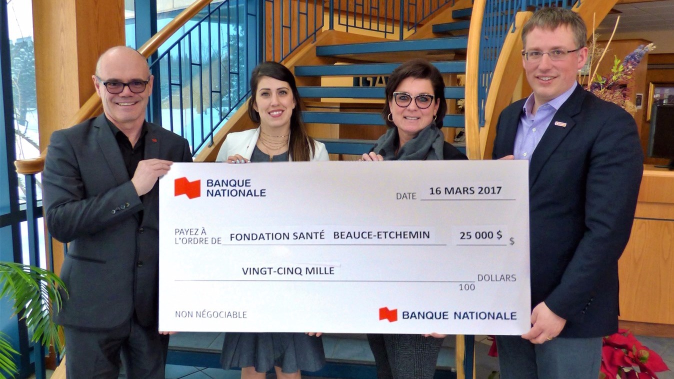 Robin Ratthé, vice-président régional de la région de Chaudière-Appalaches, Valérie Poulin, directrice par intérim de la succursale Banque Nationale de Saint-Georges, Manon Veilleux, présidente de la Fondation Santé Beauce-Etchemin et Maxime Gendreau, co-président d’honneur de la campagne annuelle « Nos enfants, en santé ! » 2016-2017.