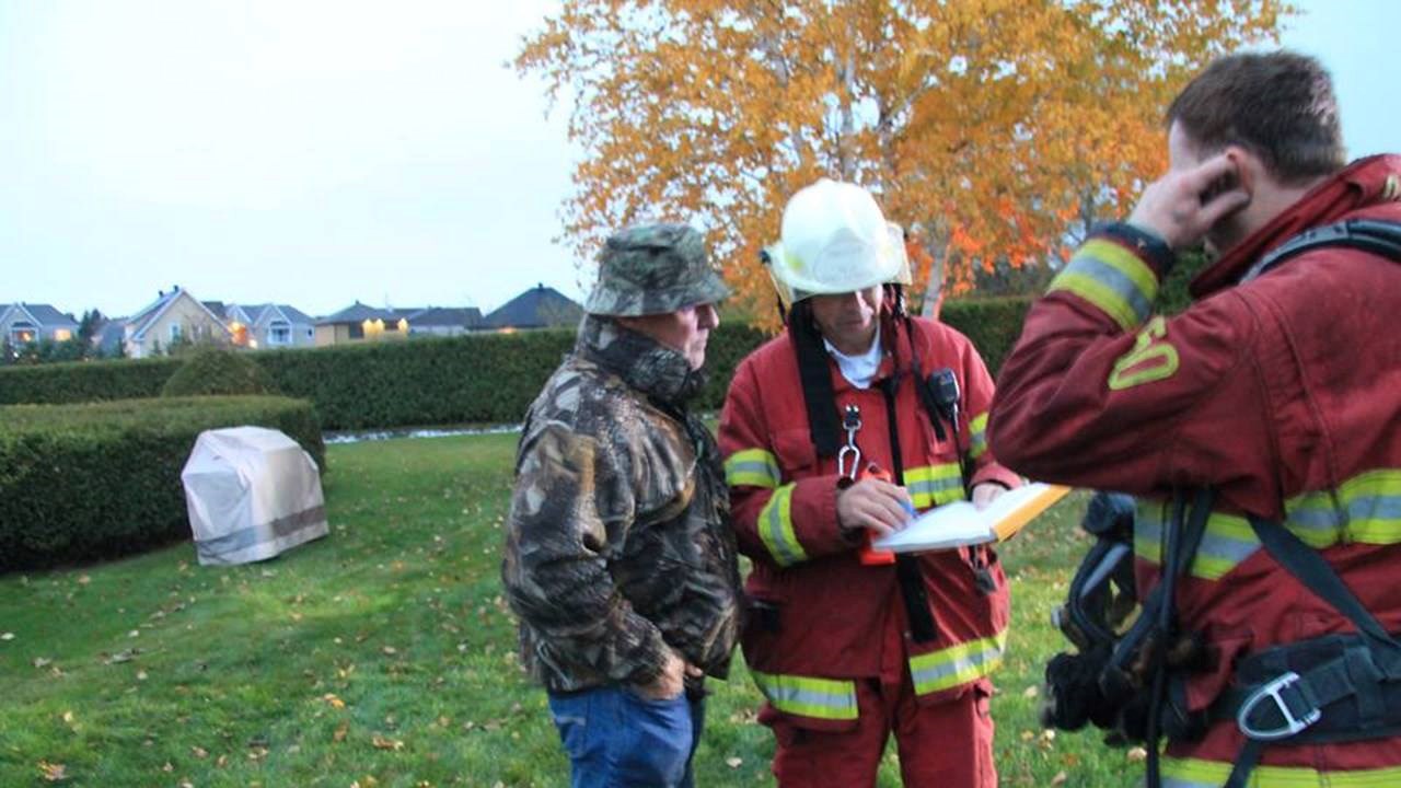 Le 20 octobre 2016, Roch Lessard discute avec les pompiers qui s'affairent encore à éteindre les flammes.