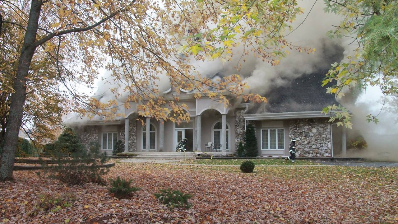Alors que l'automne tapissait le terrain de feuilles mortes, l'incendie a ajouté des tons de gris à la palette de ses couleurs.