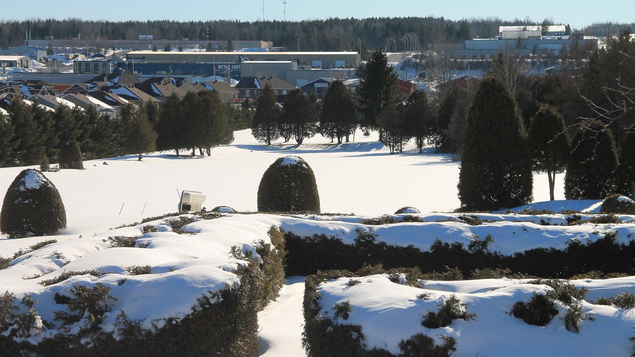 La propriété fait environ 1 500' de longueur par 400' de largeur.
