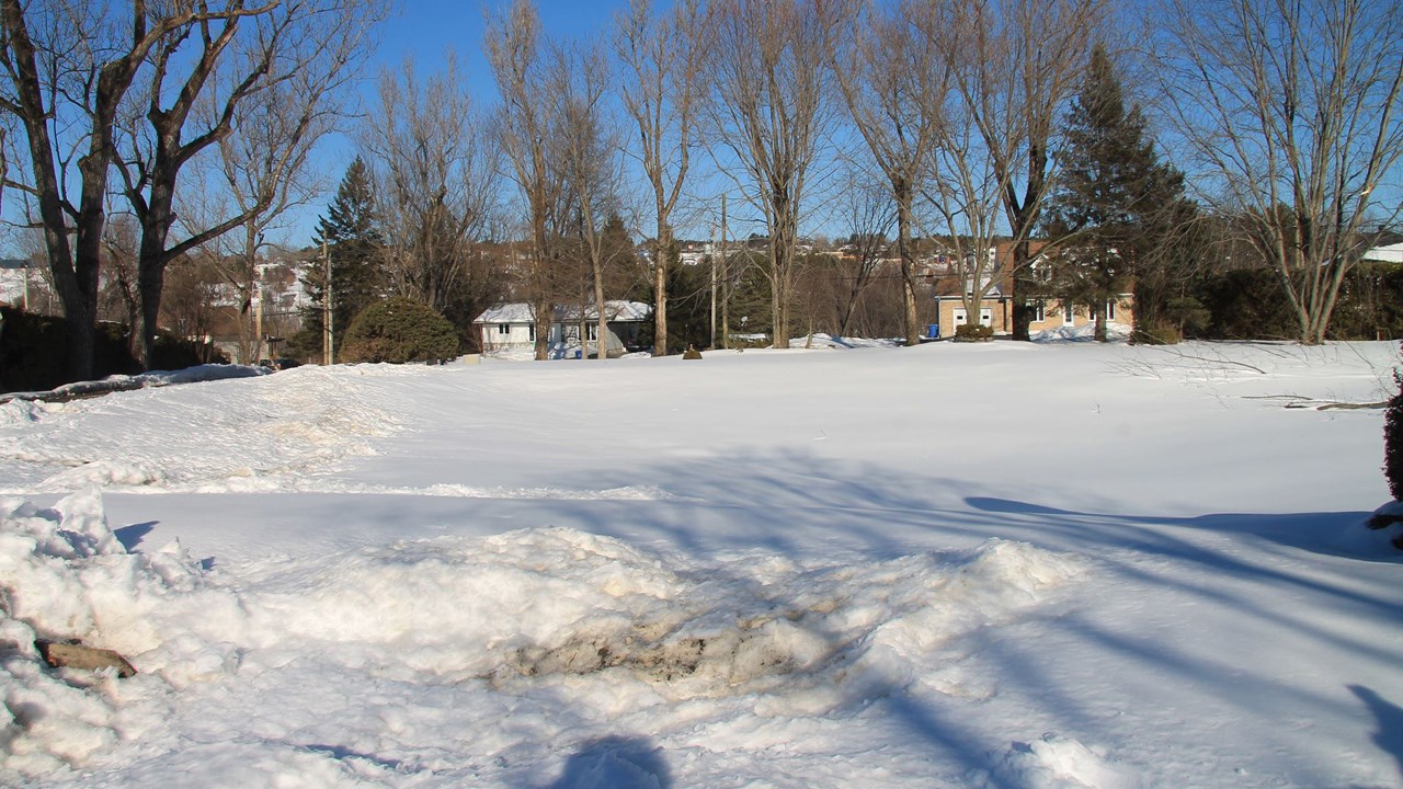 Le devant de la propriété, photo prise de l'emplacement où se trouvait autrefois la maison.