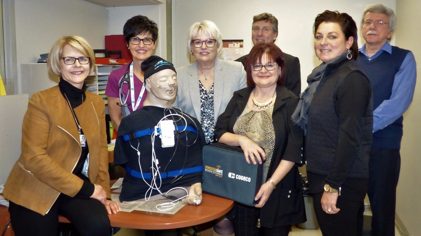 Christine Poulin et Pierrette Audet, inhalothérapeutes, Johanne Hinse, vice-présidente ventes marché consommateur et relations avec les communautés, Paul Gauvin, directeur de programmation Beauce-Appalaches, Lyne Vachon, inhalothérapeute, Manon Veilleux, présidente de la Fondation Santé Beauce-Etchemin et Jean-Guy Paquet, administrateur et membre du comité exécutif de la FSBE. 
