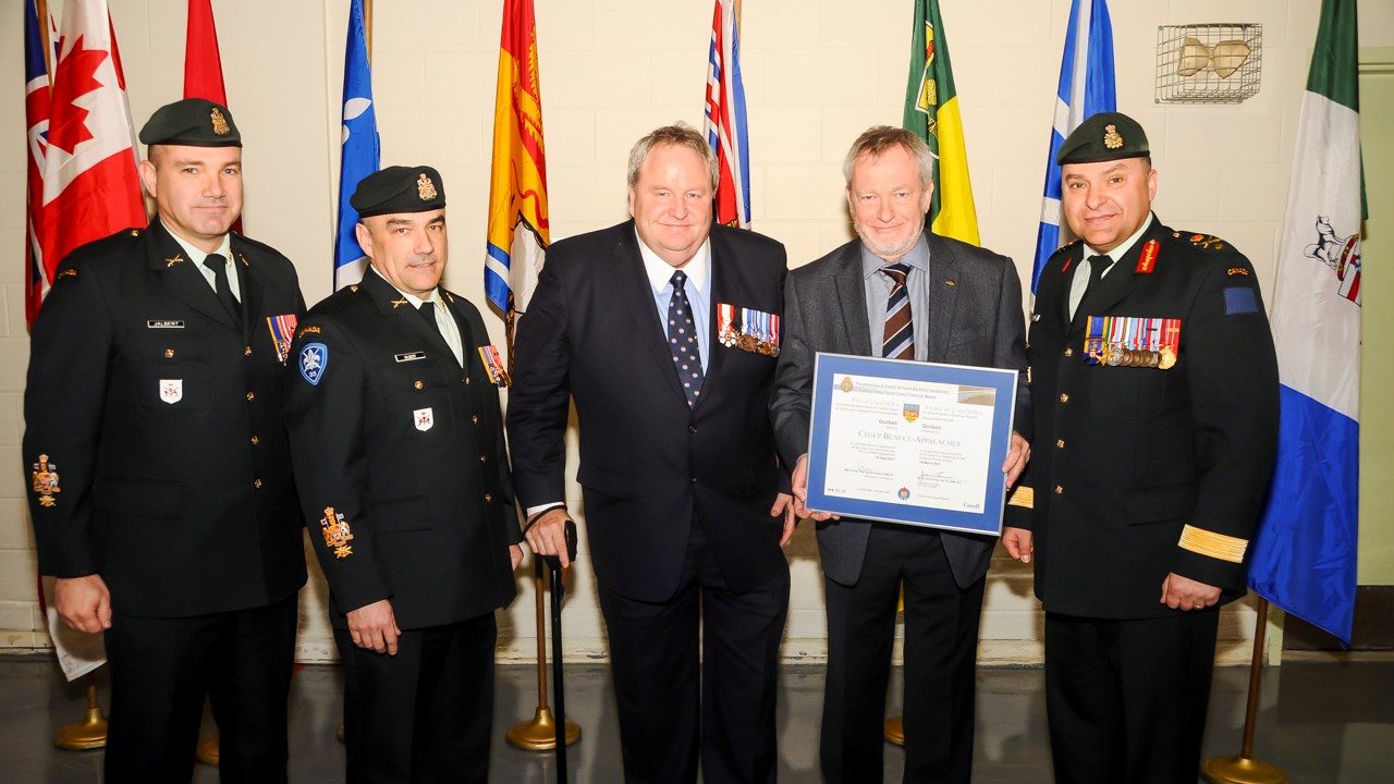 De gauche à droite, Carol Gilbert (adjudant-chef), Bruno Gilbert (enseignant du Cégep et membre de la Réserve), maître Jean Fournier (président du Conseil de liaison), Mario Landry (DG du Cégep) et Luis De Sousa (Brigadier général).