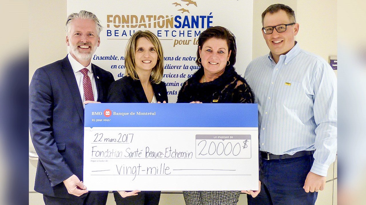 De gauche à droite, Marc Dionne, vice-président régional de la BMO, Catherine Vachon, directrice de la succursale de Saint-Georges, Manon Veilleux, présidente de la Fondation Santé Beauce-Etchemin et Martin Gendreau, co-président d’honneur de la campagne annuelle de financement 2016-2017.