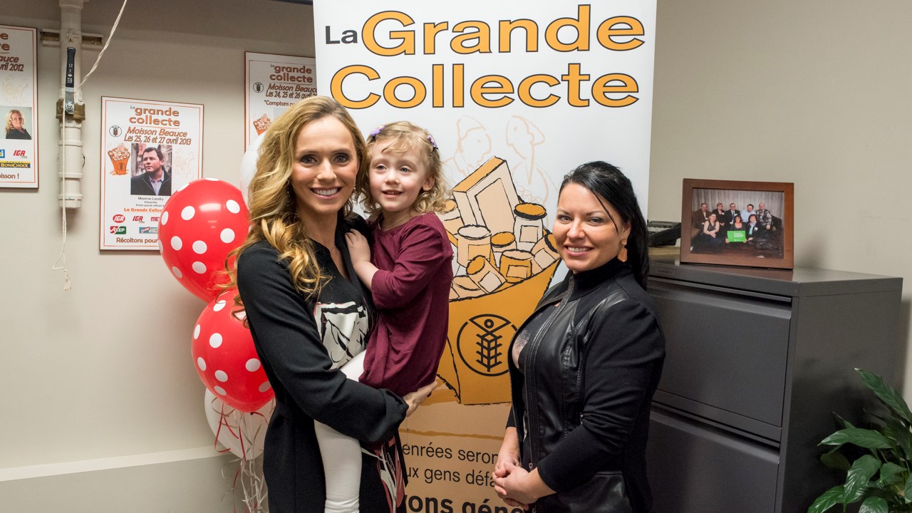 À gauche, en présence de sa fille, la journaliste culturelle Marie-Andrée Poulin, porte-parole de l'édition 2017 de la collecte, et à droite Mélissa Pomerleau, présidente du Conseil d'administration de Moisson Beauce.