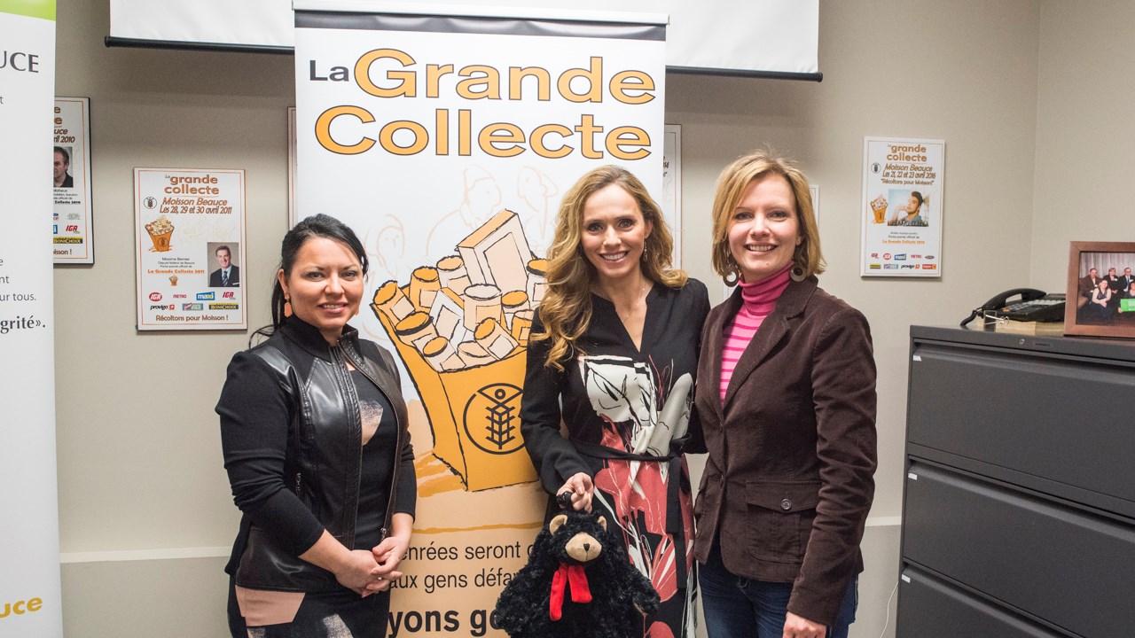De gauche à droite, Mélissa Pomerleau, présidente du Conseil d'administration de Moisson Beauce, Marie-Andrée Poulin, porte-parole de la Grande collecte 2017, et Manon Carrier, agente communautaire.