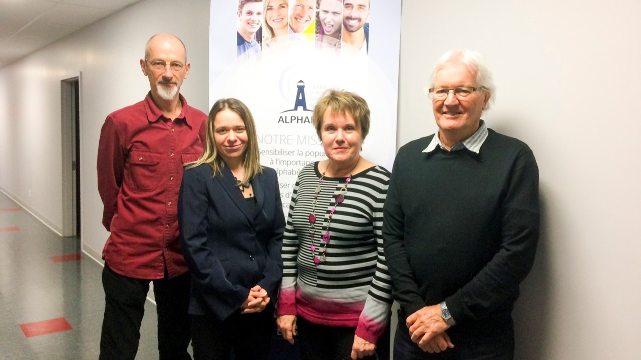 Les animateurs bénévoles entourent la responsable du projet : Francis Baechtold, Julie-Caroline-Gagné, coordonnatrice, Nicole Roy et Jacques Rancourt.