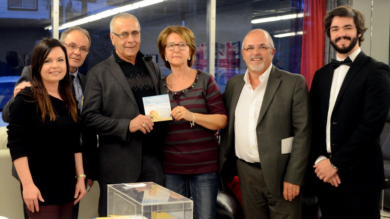 Sur la photo, la représentante de Club voyages Sartigan, Josée Vachon, le copropriétaire de Meubles Gérard Poirier, Jean-Guy Chabot, les gagnants Jacques Parent et Lorraine Fortin, le copropriétaire du magasin, Harold Vachon et le responsable des communications de l'entreprise, Jean-Philippe Vachon.