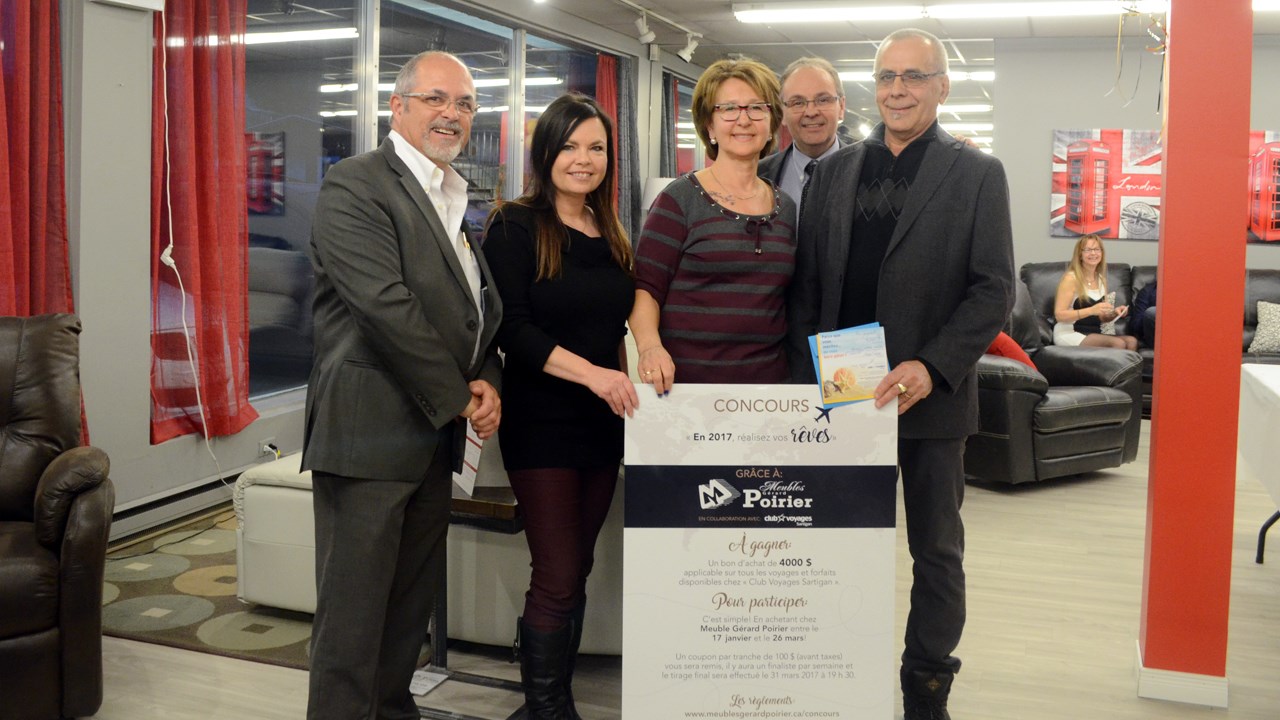 Les copropriétaires de Meubles Gérard Poirier, Harold Vachon (1er à gauche) et Jean-Guy Chabot (4e à gauche), ainsi que la représentante de Club voyages Sartigan, Josée Vachon (2e à gauche), ont remis le prix aux gagnants, Lorraine Fortin et Jacques Parent.
