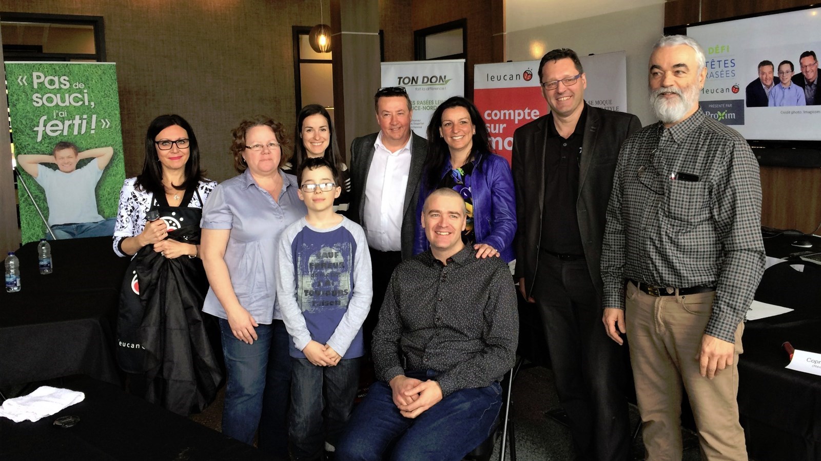 De gauche à droite : Marie-Josée Landry (Coiffure Aztèque), Lily Mercier et Hugo Gosselin (famille porte-parole), Andréanne Bhérer (Leucan), Guy Poulin (Groupe Ferti), François Lehouillier (Ecce Terra), Nathalie Matte (Leucan), Rémi Breton (Groupe Ferti) et Yvan Labbé (Comité organisateur).
