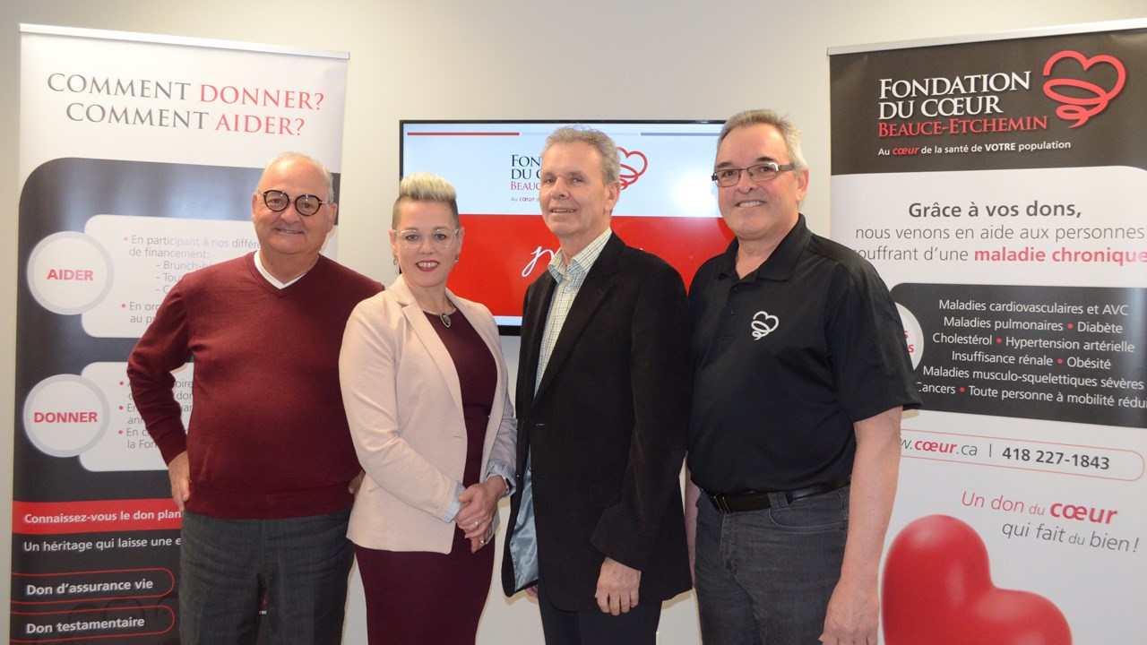 De gauche à droite, les ambassadeurs, Bruno Baillargeon, Karen Veilleux et Denis Mathieu, en compagnie du président de la Fondation, Denis Bolduc.
