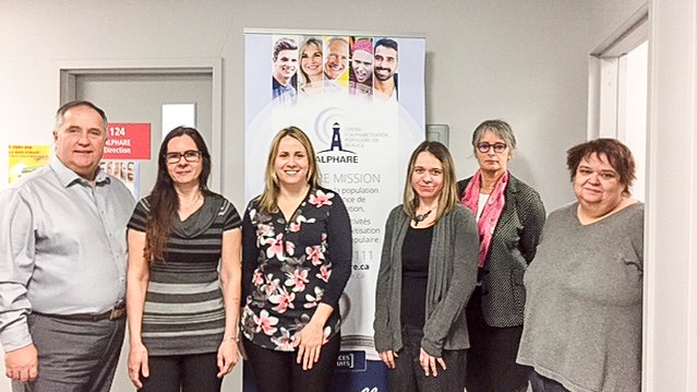 De gauche à droite, Paul Busque, Nathalie Béliveau, apprenante chez Alphare, Annie Poulin, directrice, Julie Carole Gagné, intervenante, Denise Beaulieu membre du CA et Céline Leclerc, intervenante.