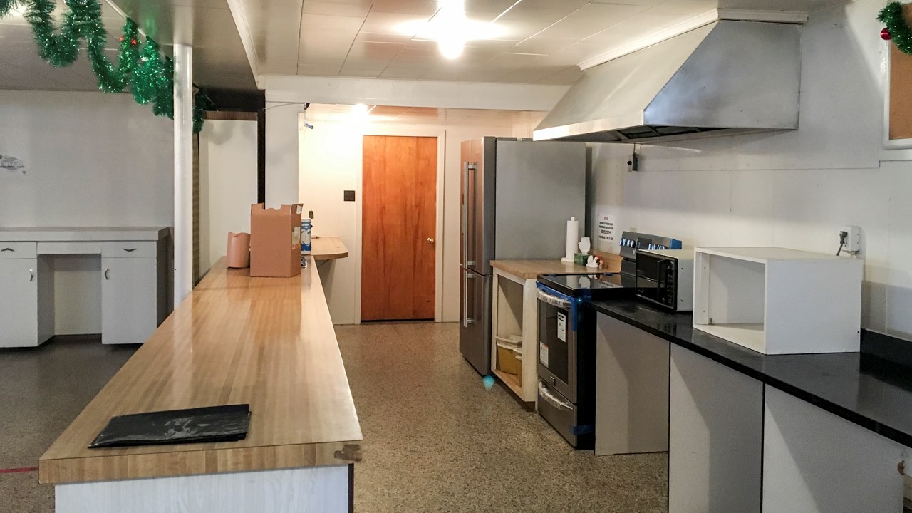 Ancienne cuisine de la salle communautaire. 