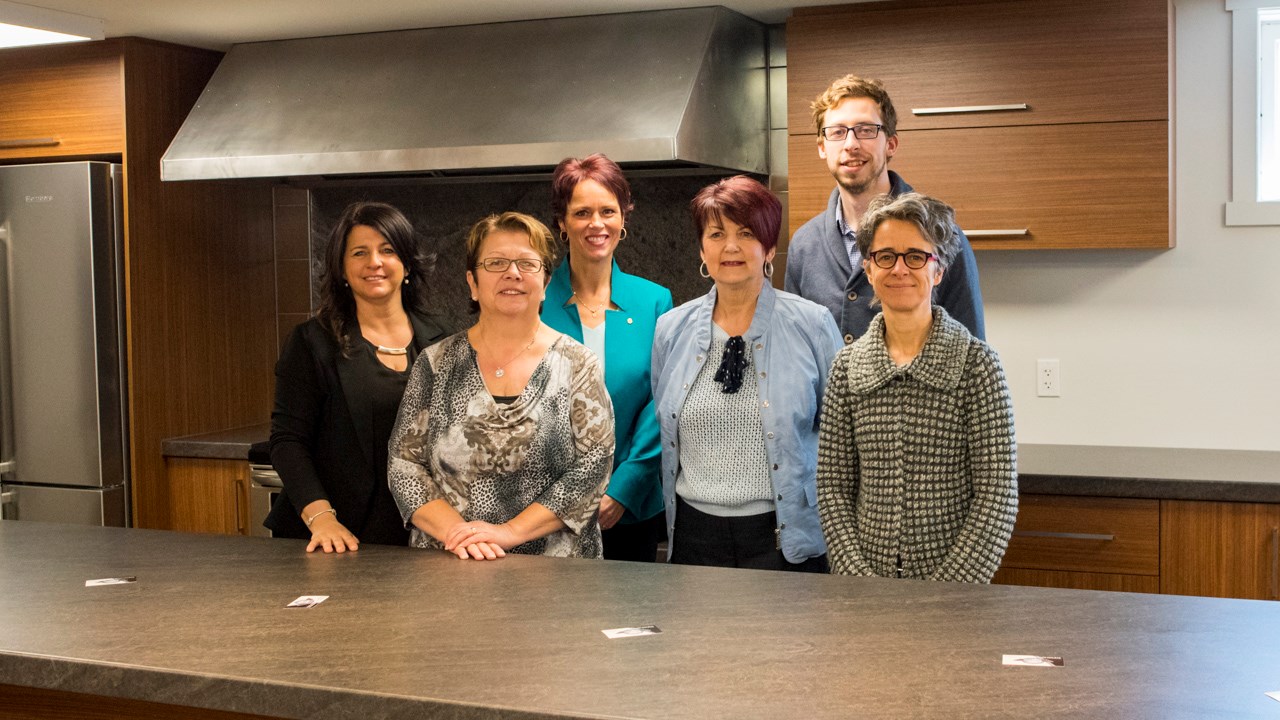 De gauche à droite, Caroline Poulin, directrice générale, Christine Caron, mairesse, Marie-Josée Poulin, directrice générale adjointe à la Caisse Desjardins du Sud de la Chaudière, Michelyne Frenette, attachée politique de Paul Busque, Martin St-Laurent, conseiller municipal, Johanne Journeault, agente de développement rural à la MRC Beauce-Sartigan.