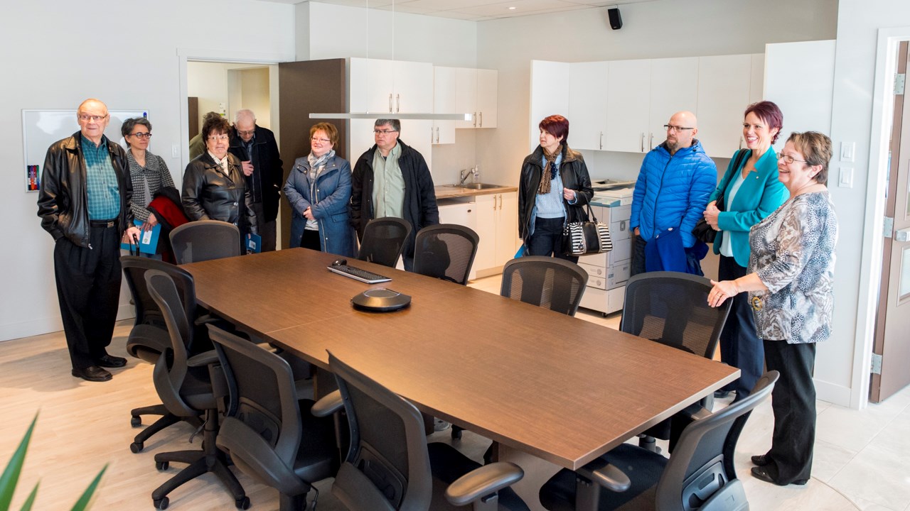 La mairesse Christine Caron fait visiter la nouvelle salle de réunion, disponible autant aux entreprises et organismes locaux qu'au conseil municipal.  