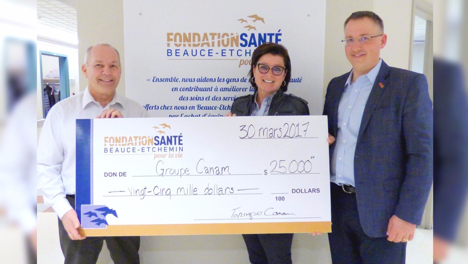 François Bégin, vice-président aux communications chez Groupe Canam, Manon Veilleux, présidente de la Fondation Santé Beauce-Etchemin et Maxime Gendreau, co-président d’honneur de la campagne de financement 2016-2017 « Nos enfants, en santé ! ».