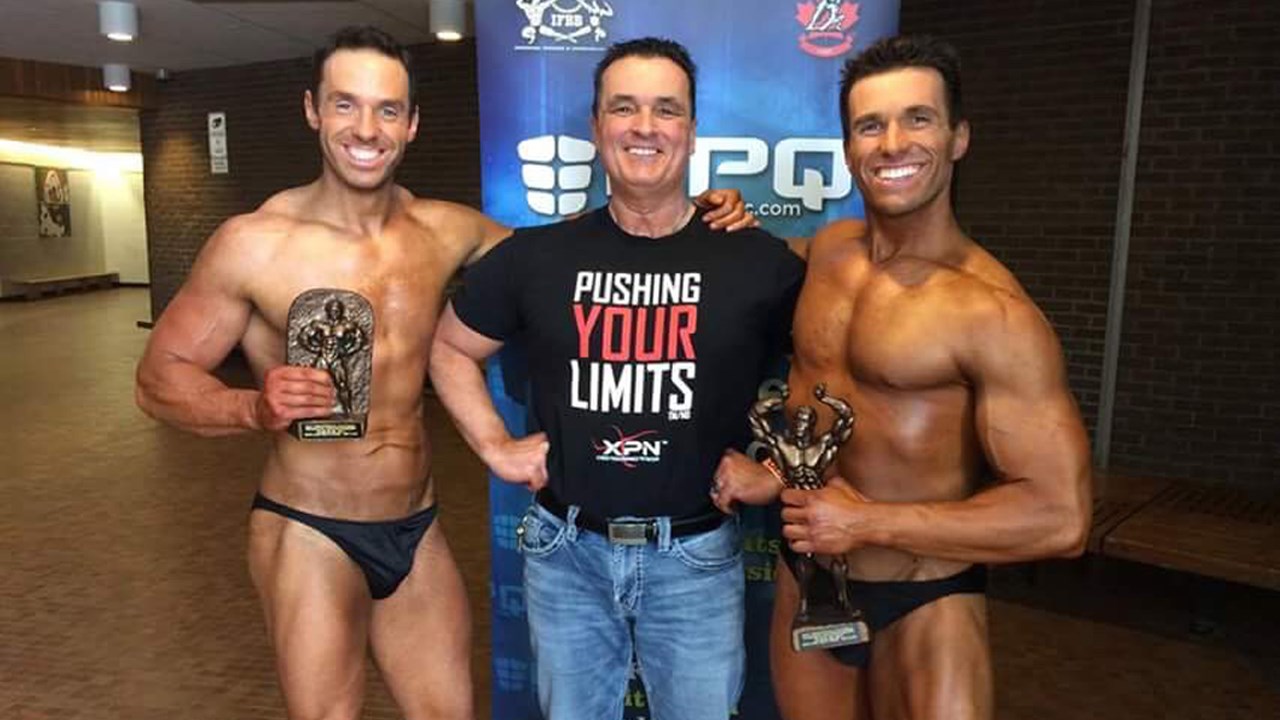 Les frères Michel et Yves Champagne accompagnés de leur coach, Gaston Bolduc, du Gym Action Performance de Beauceville, lors du Championnat provincial des Physiques naturels ATP 2017 de l'APQ.