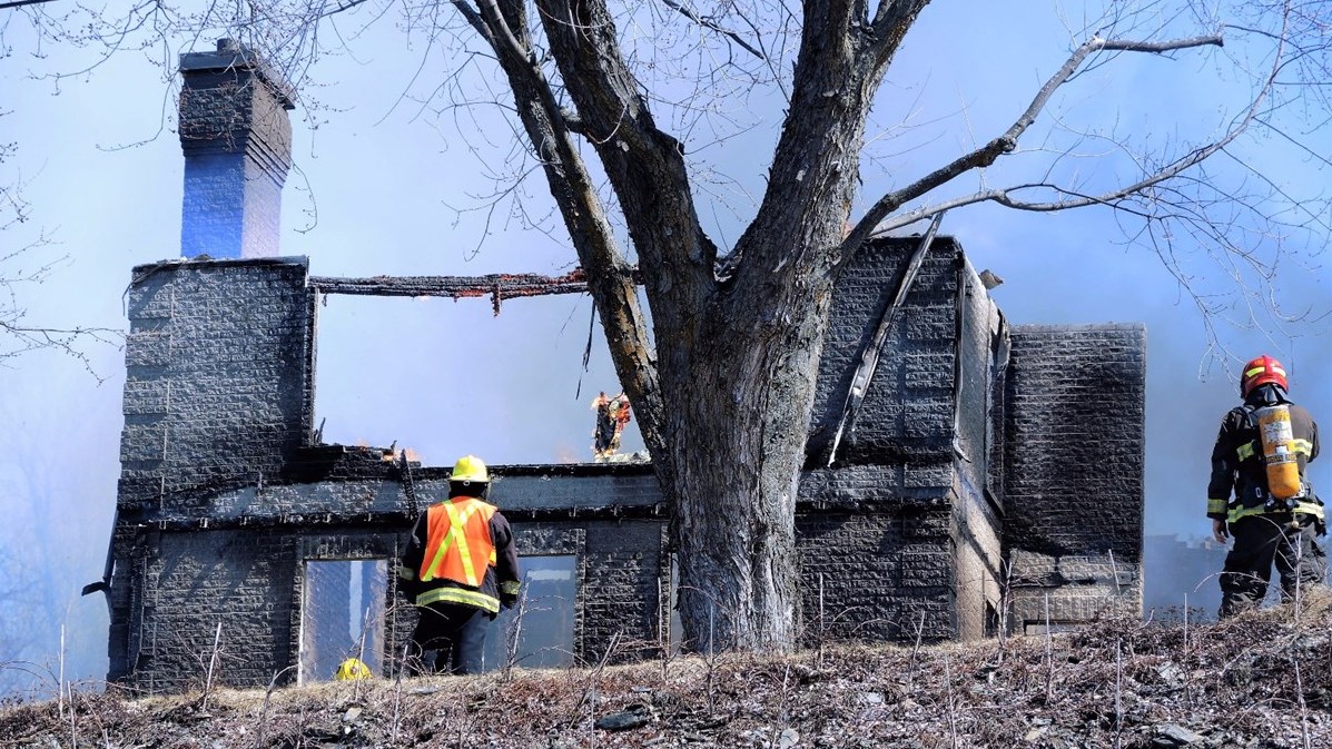 Un incendie s'est déclaré aux alentours de 10 h 40 le 15 avril 2017 près de l'intersection de la 9e Avenue et de la 129e Rue à Beauceville.