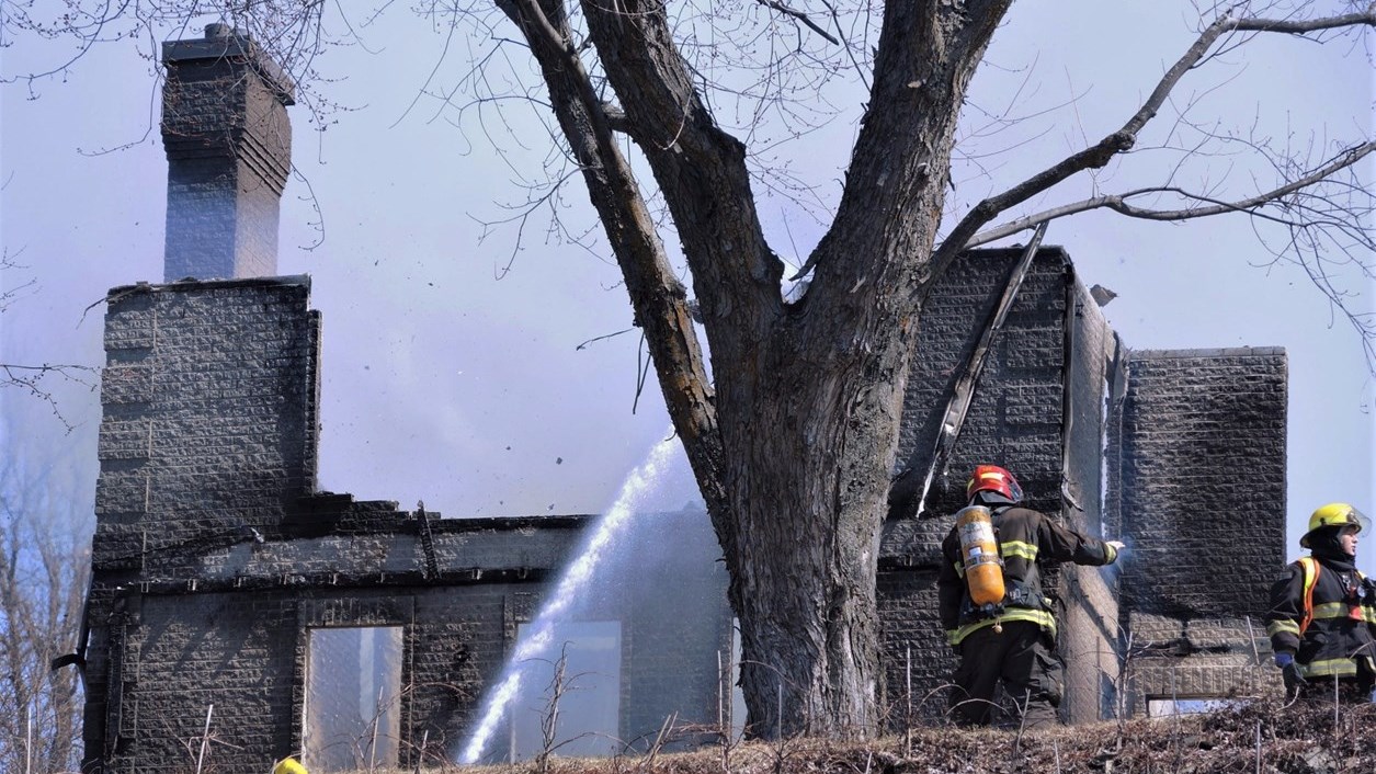 Un incendie s'est déclaré aux alentours de 10 h 40 le 15 avril 2017 près de l'intersection de la 9e Avenue et de la 129e Rue à Beauceville.
