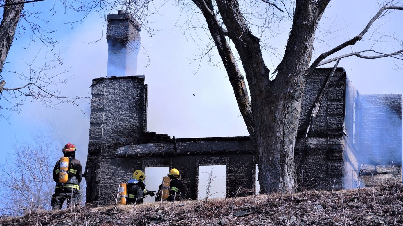 Un incendie s'est déclaré aux alentours de 10 h 40 le 15 avril 2017 près de l'intersection de la 9e Avenue et de la 129e Rue à Beauceville.