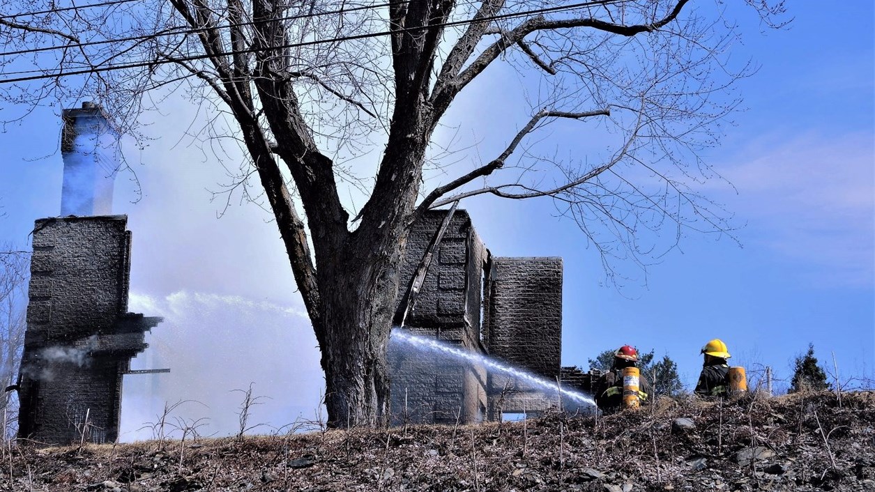 Un incendie s'est déclaré aux alentours de 10 h 40 le 15 avril 2017 près de l'intersection de la 9e Avenue et de la 129e Rue à Beauceville.