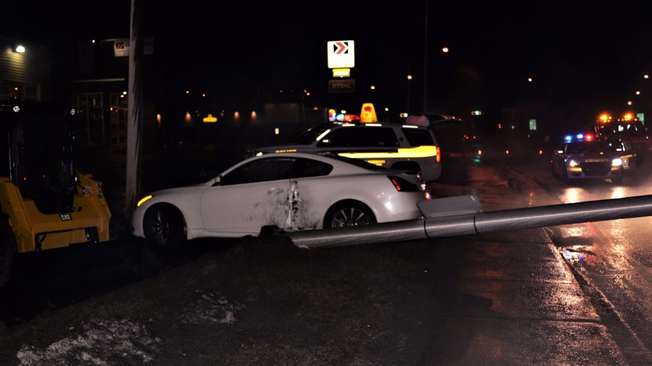 EN BREF | Une voiture heurte un lampadaire sur le boulevard Lacroix à Saint-Georges