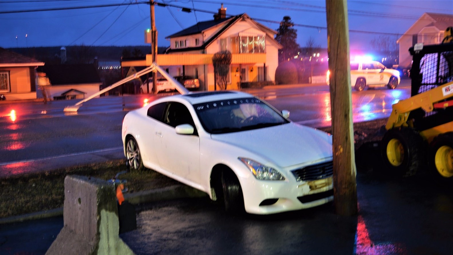 EN BREF | Une voiture heurte un lampadaire sur le boulevard Lacroix à Saint-Georges