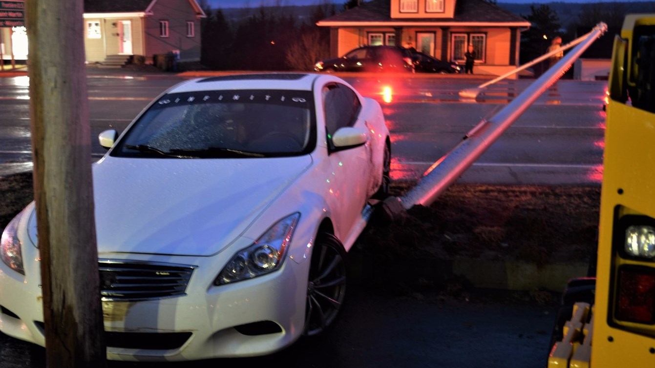 EN BREF | Une voiture heurte un lampadaire sur le boulevard Lacroix à Saint-Georges