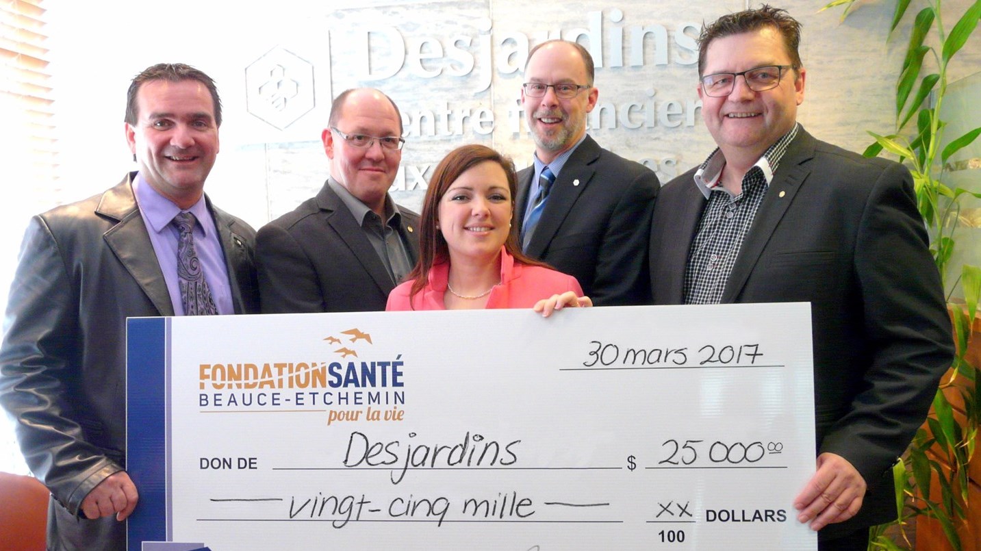 Donald Paquet, directeur de la Caisse Desjardins du Sud de la Chaudière, Jean-Simon Maheux, directeur de la Caisse Desjardins du Sommets de la Beauce, Alain Sauvé, directeur de la Caisse Desjardins du Sud de la Beauce, Denis Bilodeau, directeur de la Caisse Desjardins des Etchemins et Isabelle Beaulieu, administratrice à la Fondation Santé Beauce-Etchemin. 