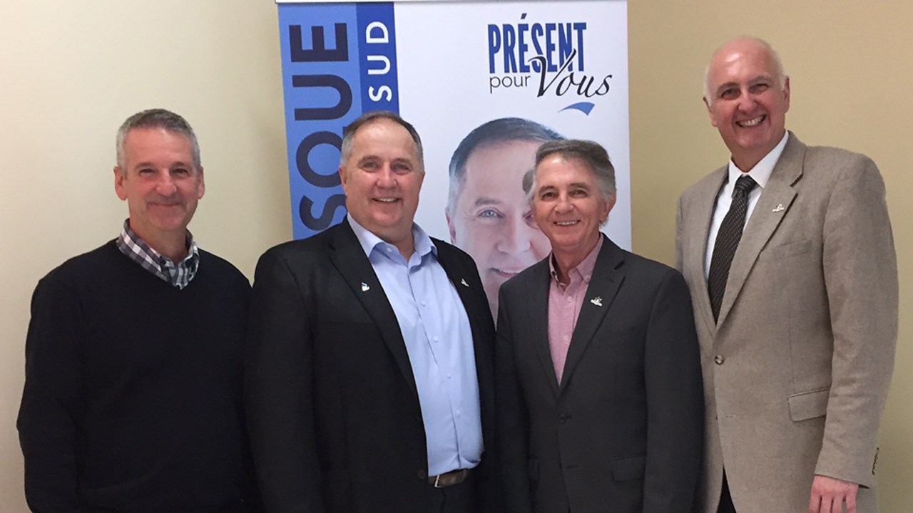 De gauche à droite, le directeur des ressources matérielles de la CSBE, René Roy, le député de Beauce-Sud, Paul  Busque, le président de la CSBE, Charles-Henri Lecours, et le directeur général de la CSBE, Normand Lessard.
