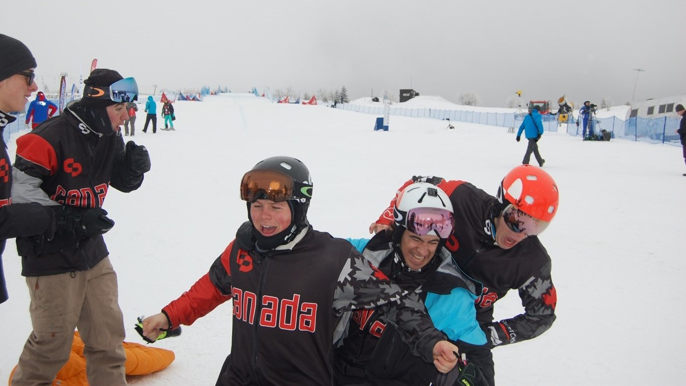 L'athlète de Sainte-Marie en snowboard cross Eliot Grondin.
